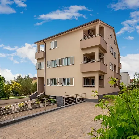 Apartament Nada *